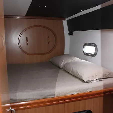 Catamaran D'hotes ספינת מלון אגדה