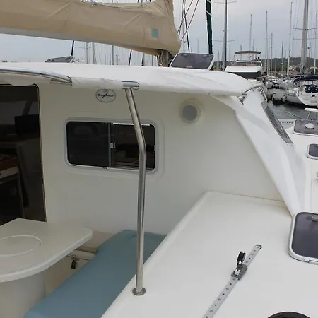 Catamaran D'hotes ספינת מלון אגדה