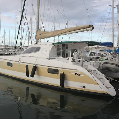 ספינת מלון Catamaran D'hotes *