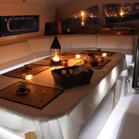 ספינת מלון Catamaran D'hotes אגדה