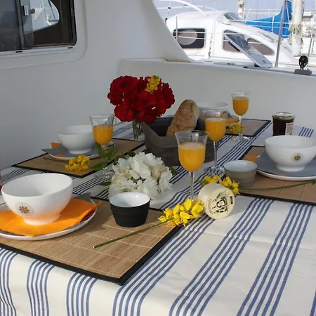 ספינת מלון Catamaran D'hotes *